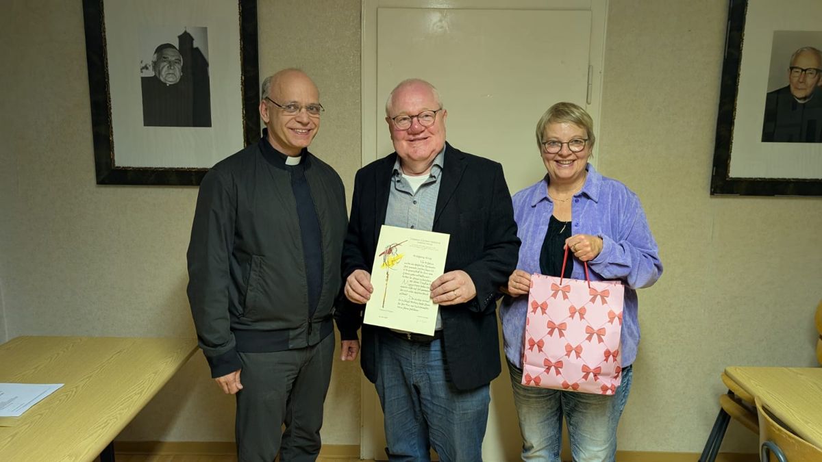 Der Geehrte Wolfgang Krug (Mitte) mit Präses Pfarrer Thomas Holler und Teamleiterin Anette Krug.