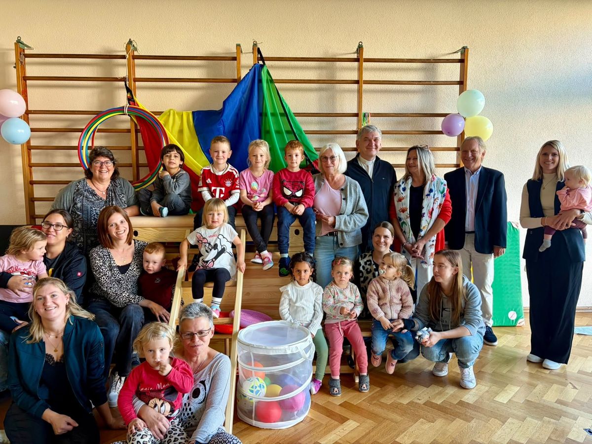 Die Übergabe der Sportgeräte erfolgte im Gymnastikraum des Kindergartens St. Aloysius.